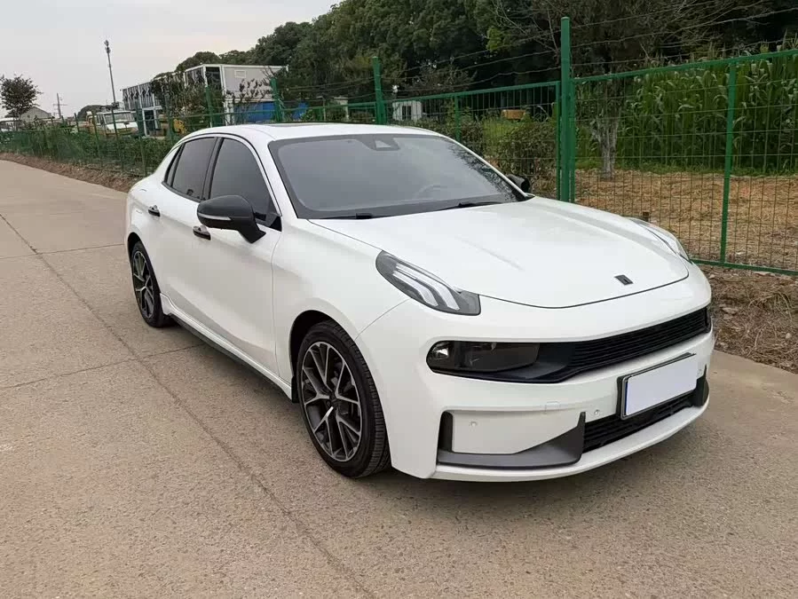 Lynk & Co 03