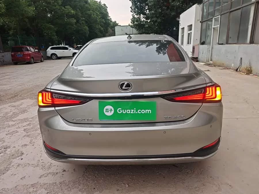 Lexus ES