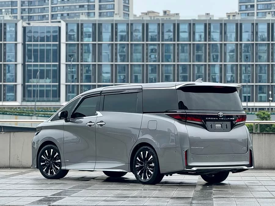 Toyota Crown Vellfire
