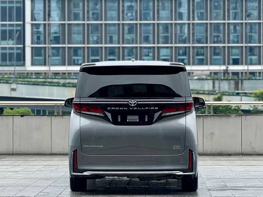 Toyota Crown Vellfire