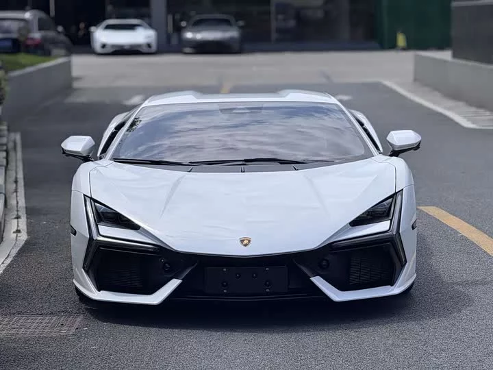 Lamborghini Revuelto