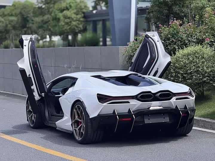 Lamborghini Revuelto