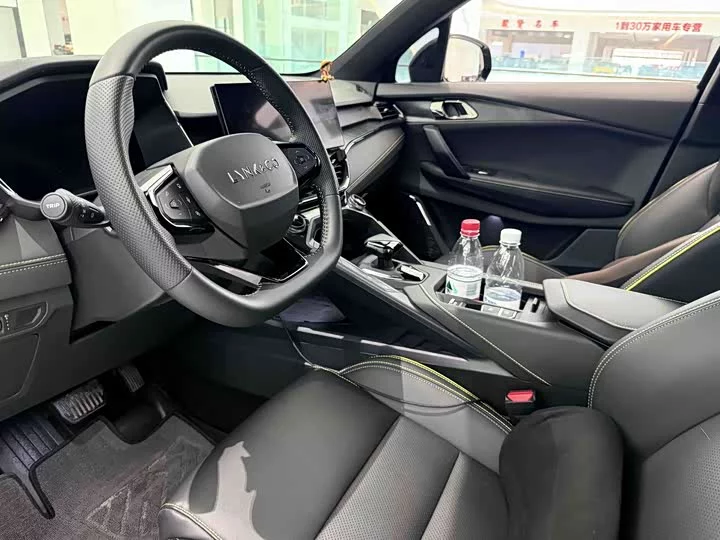 Lynk & Co 06
