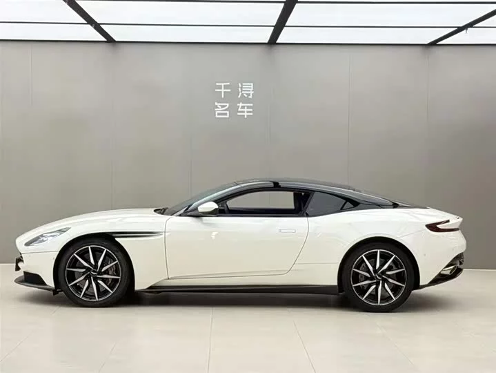 Aston Martin DB11