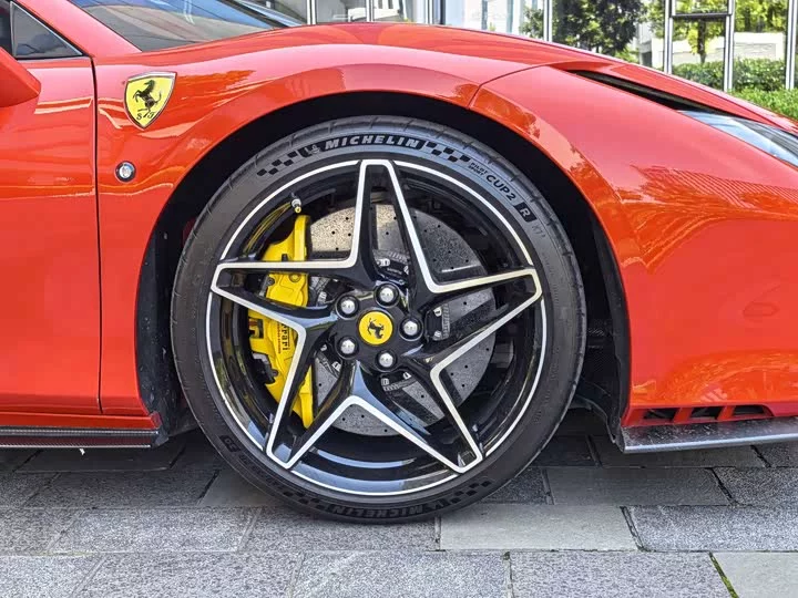 ferrari F8