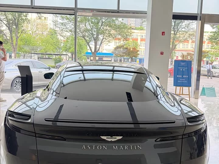 Aston Martin DB12