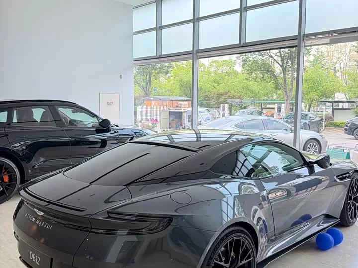 Aston Martin DB12