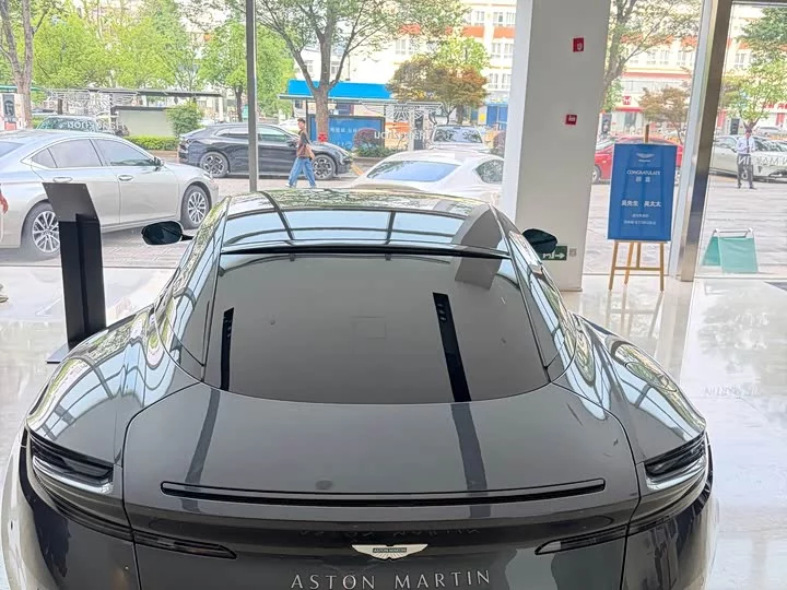 Aston Martin DB12