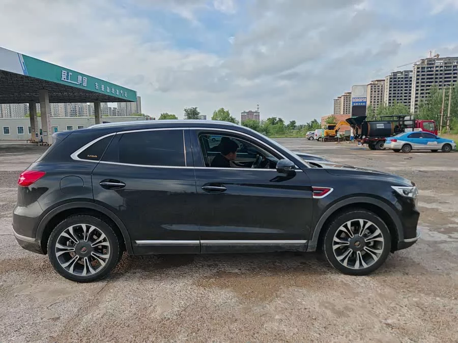 Hongqi HS5