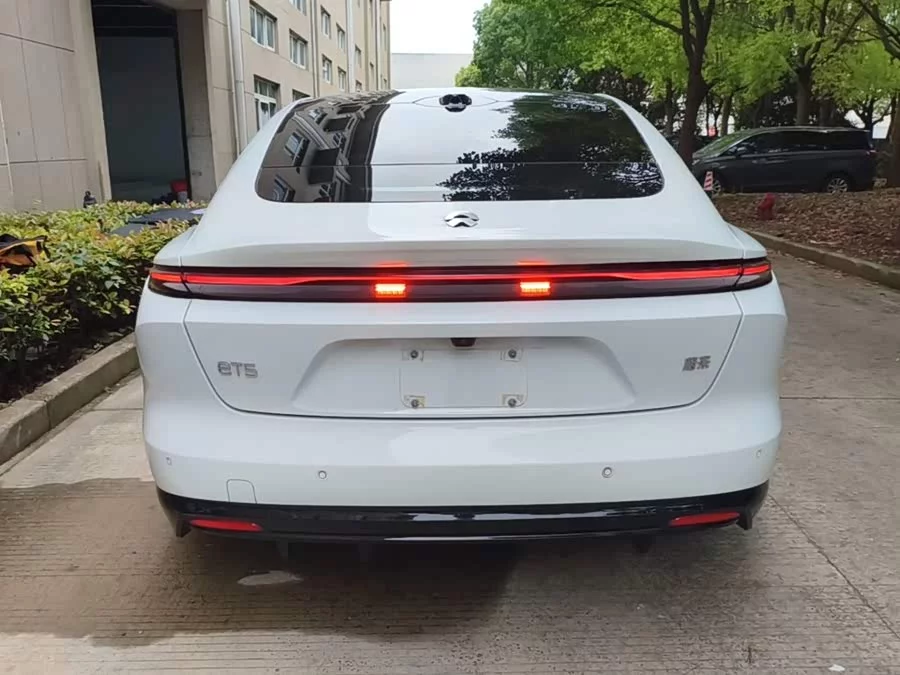 NIO ET5