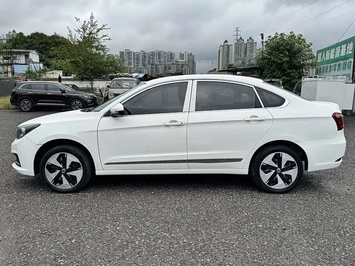 Dongfeng E70