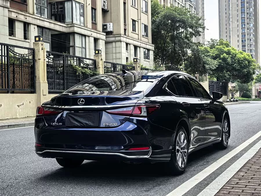 Lexus ES
