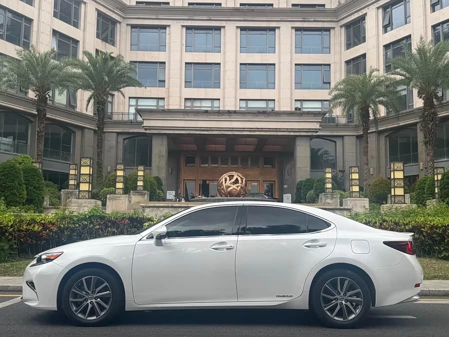 Lexus ES