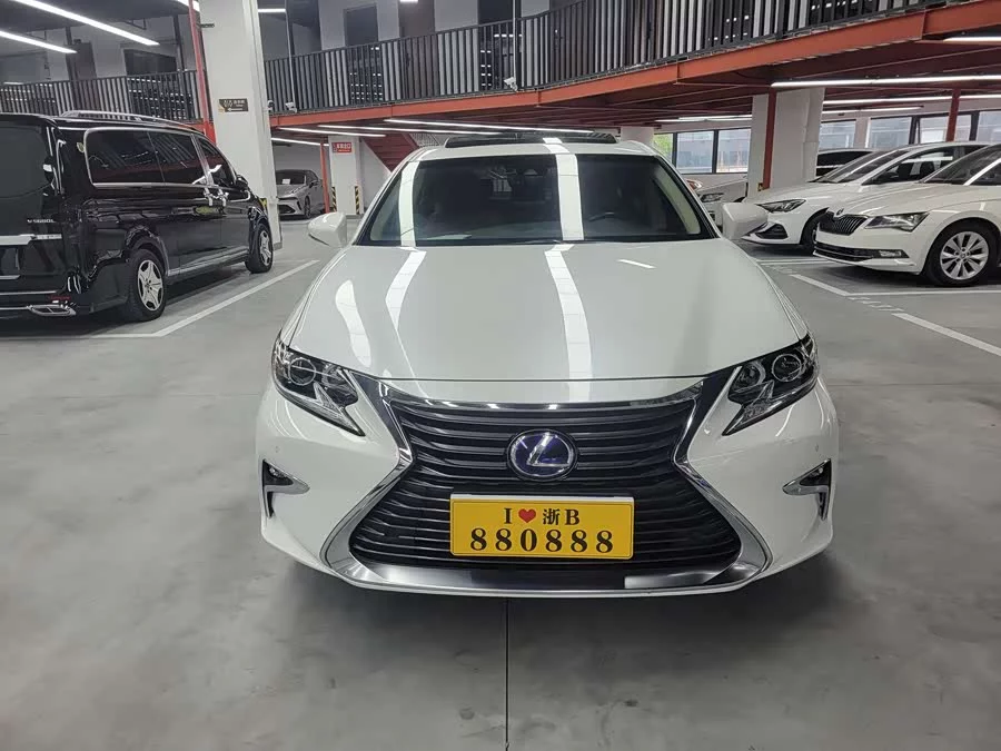 Lexus ES