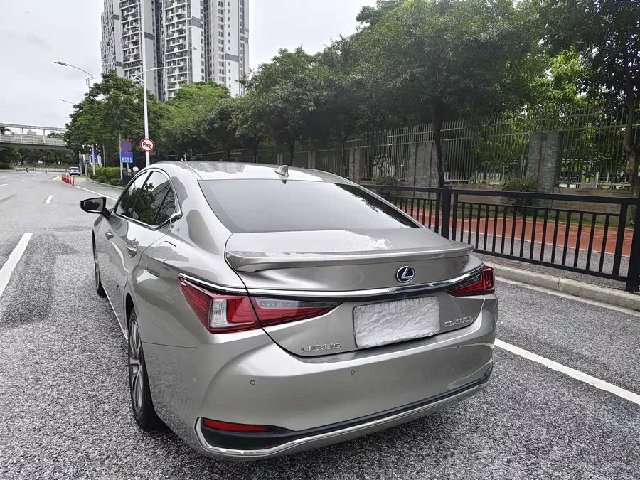 Lexus ES