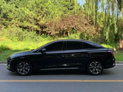 Hongqi E-QM5