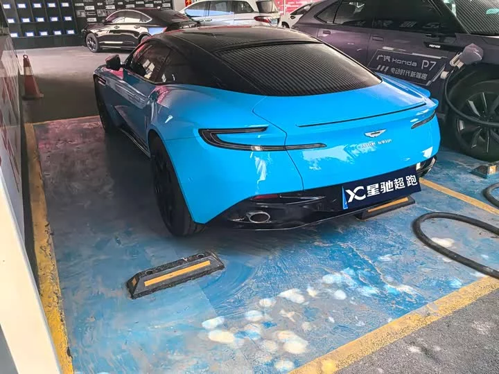 Aston Martin DB11