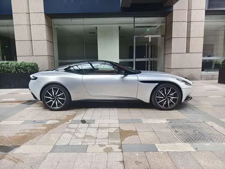 Aston Martin DB11