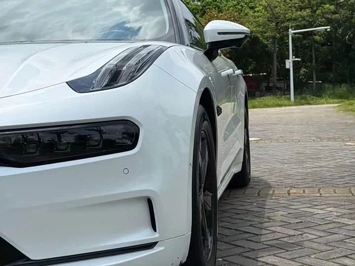 ZEEKR 001