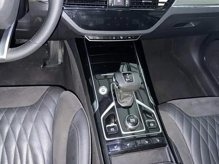 Hongqi HS5