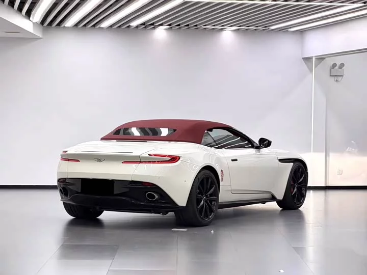 Aston Martin DB11