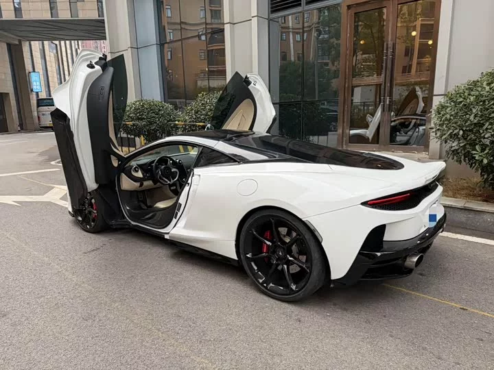 McLaren GT