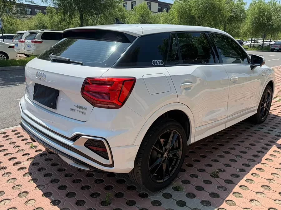 Audi Q2L
