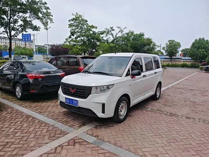 Wuling Hongguang PLUS