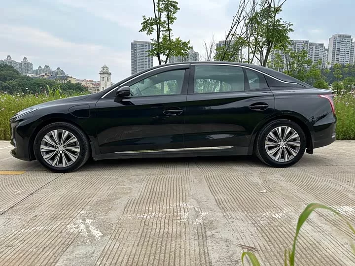 Hongqi E-QM5