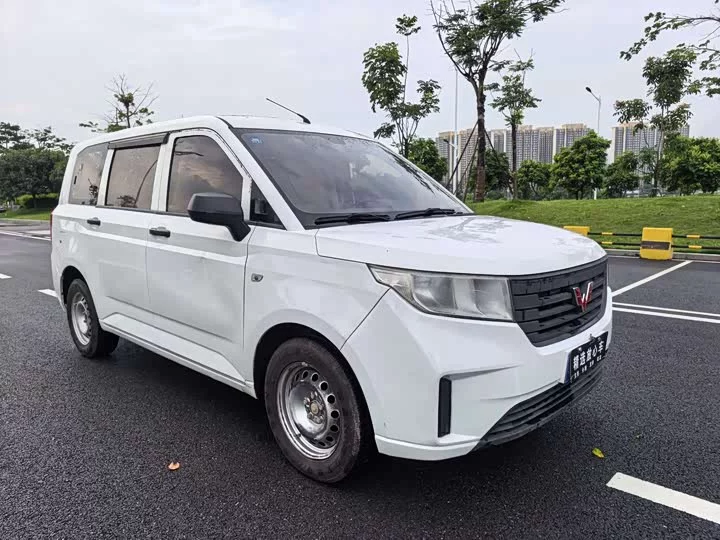 Wuling Hongguang PLUS