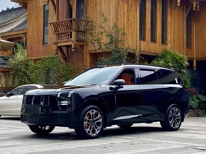 Lynk & Co 900