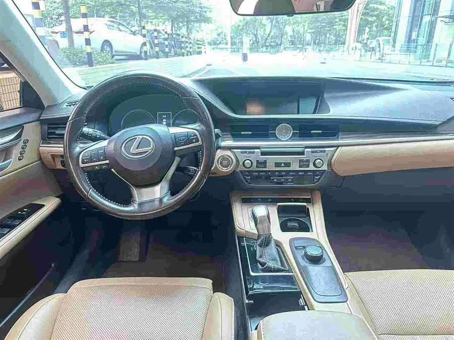 Lexus ES