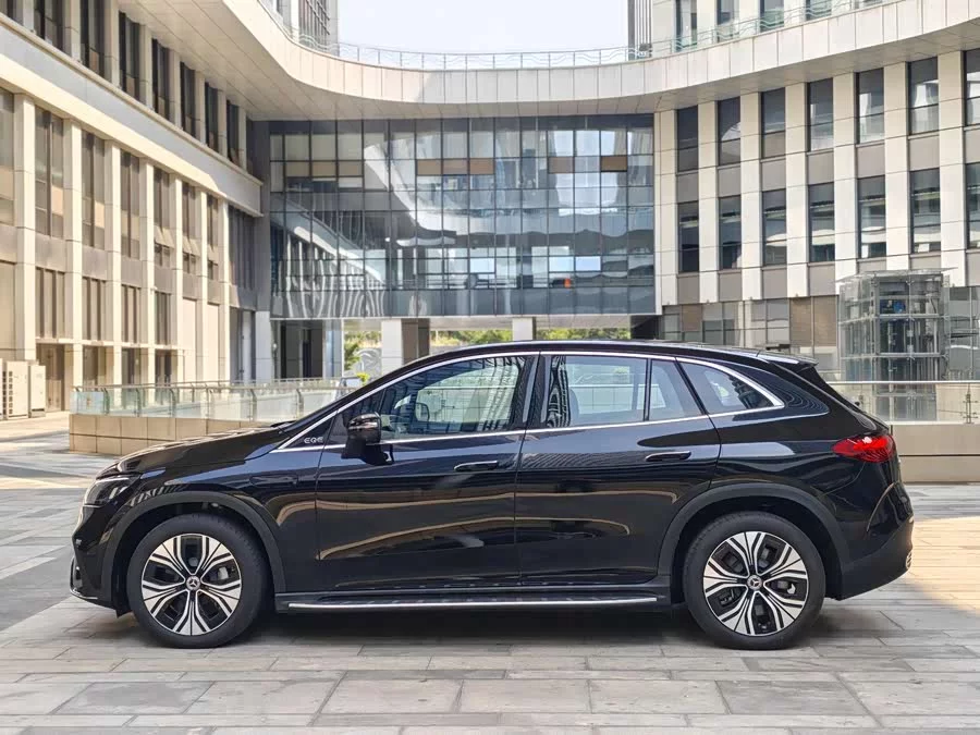 Mercedes Benz EQE SUV