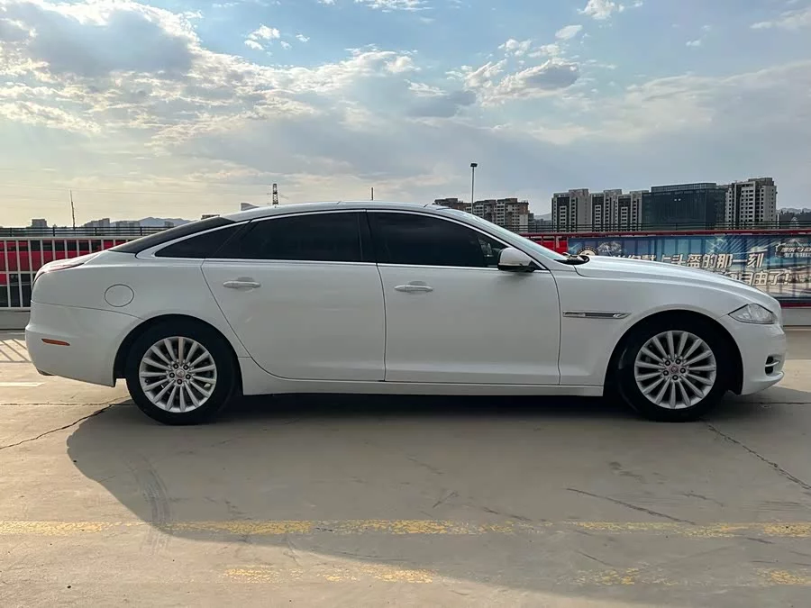 Jaguar XJ