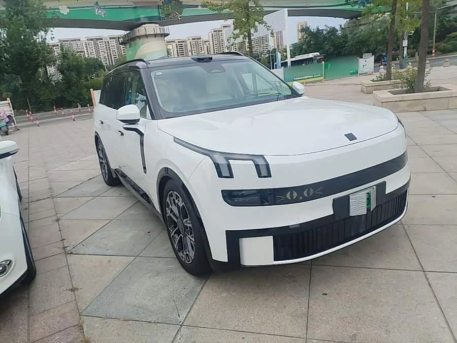 Lynk & Co 900
