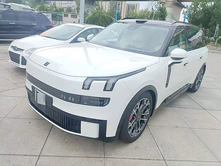 Lynk & Co 900