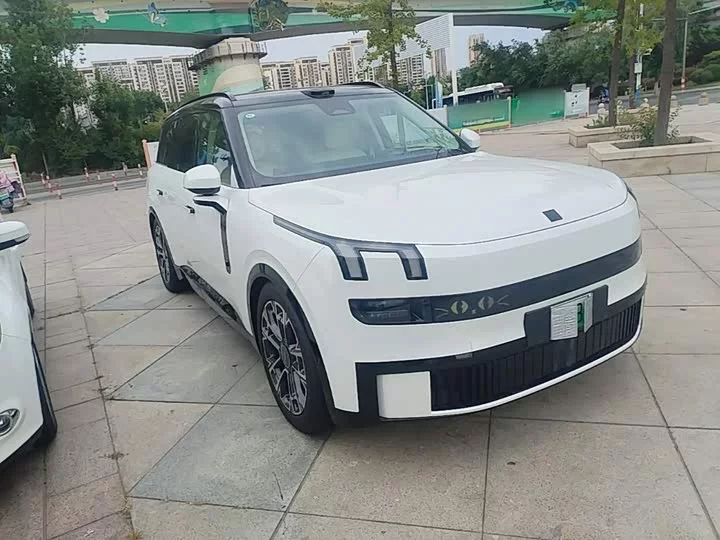 Lynk & Co 900