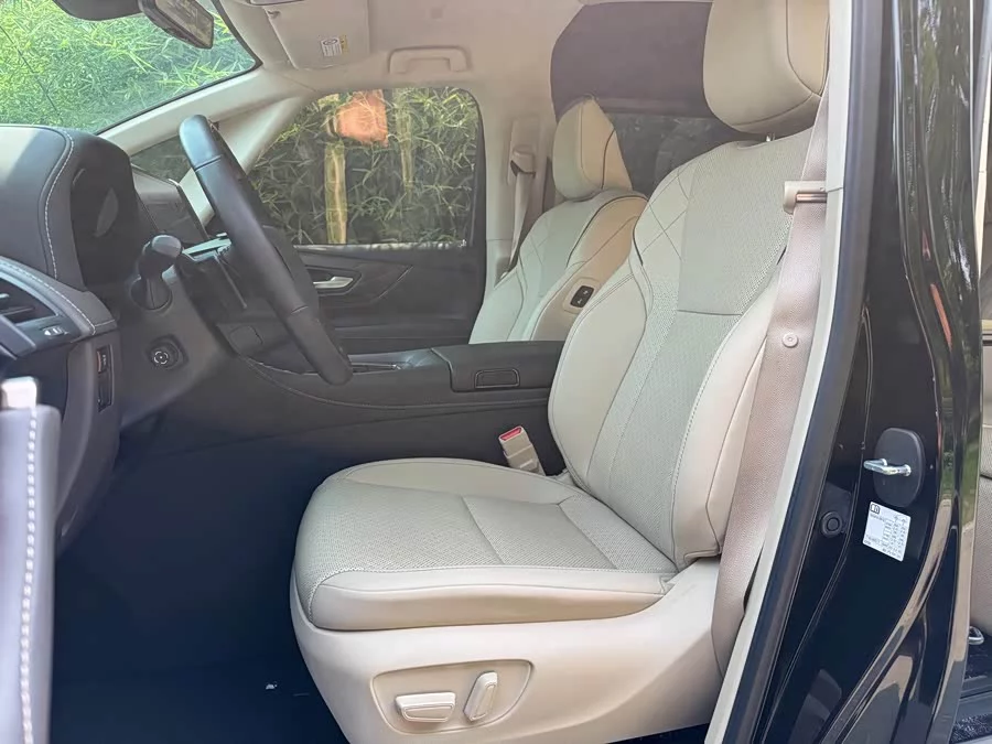 Toyota Crown Vellfire