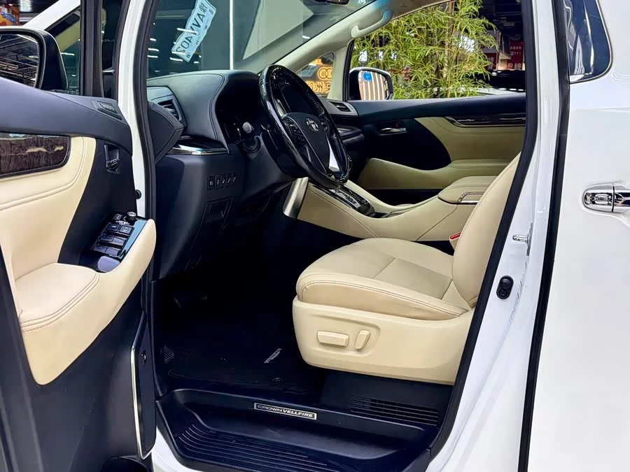 Toyota Crown Vellfire