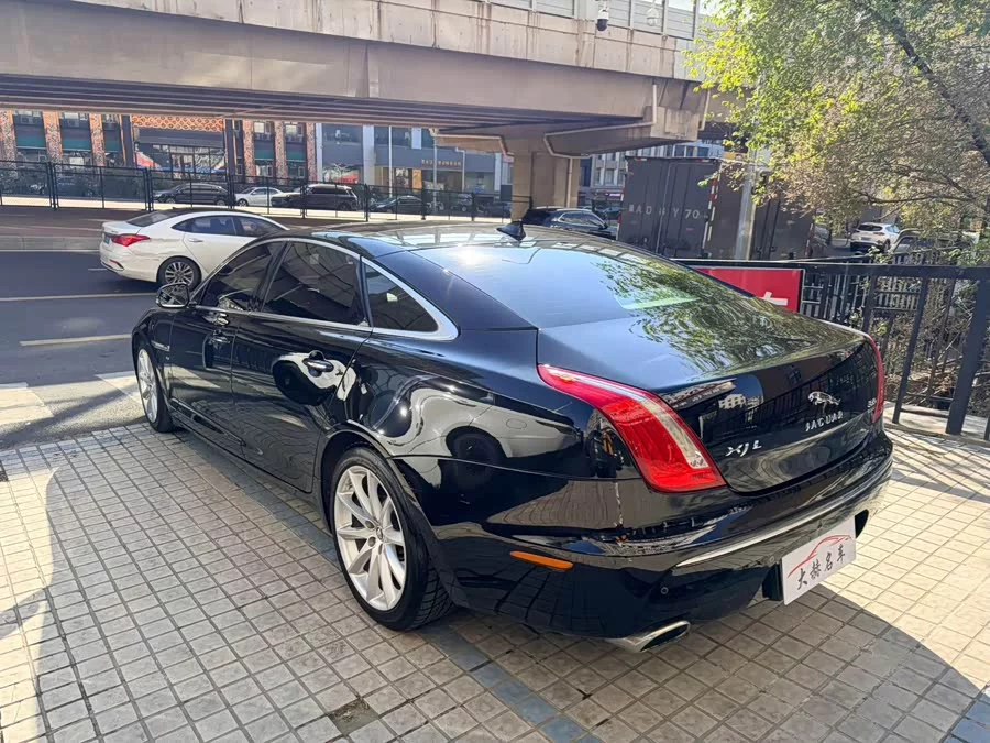 Jaguar XJ