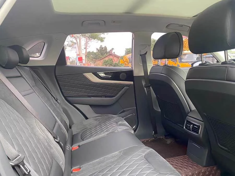Hongqi HS5
