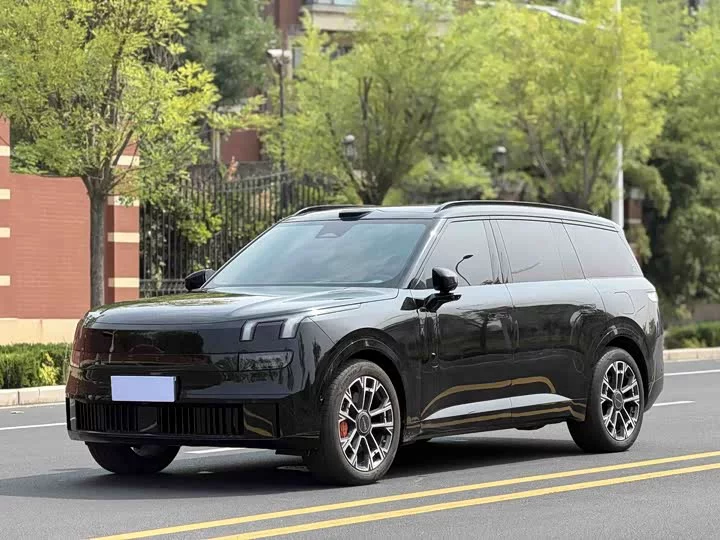 Lynk & Co 900