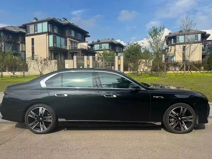 BMW i7