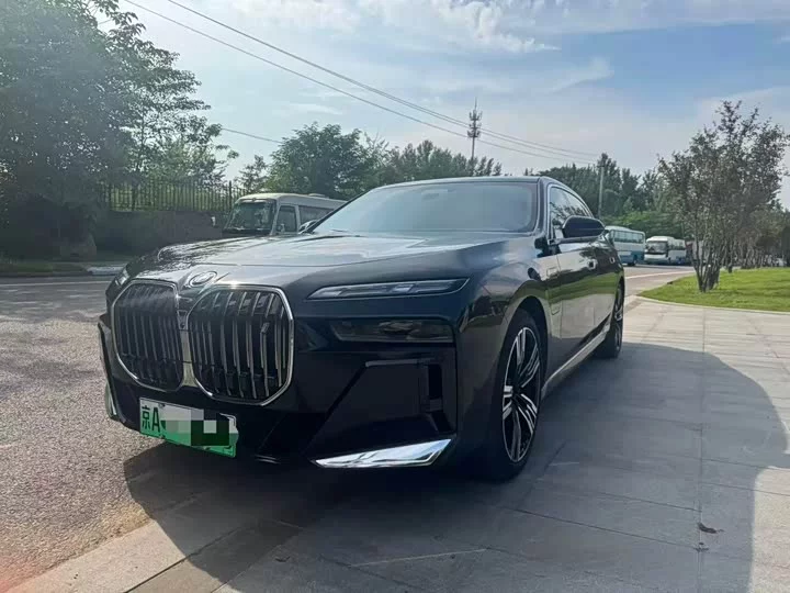 BMW i7