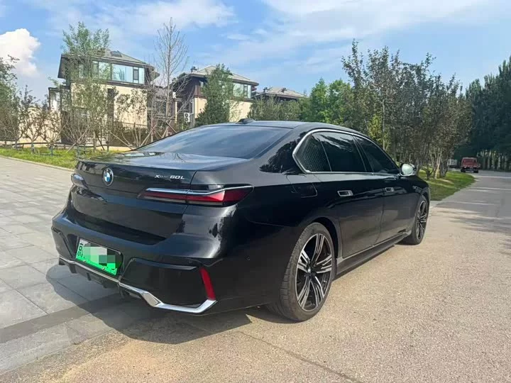 BMW i7