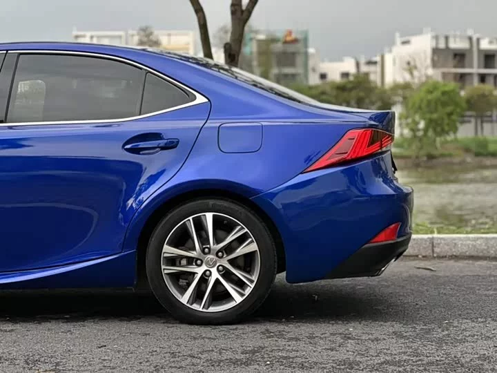 Lexus IS
