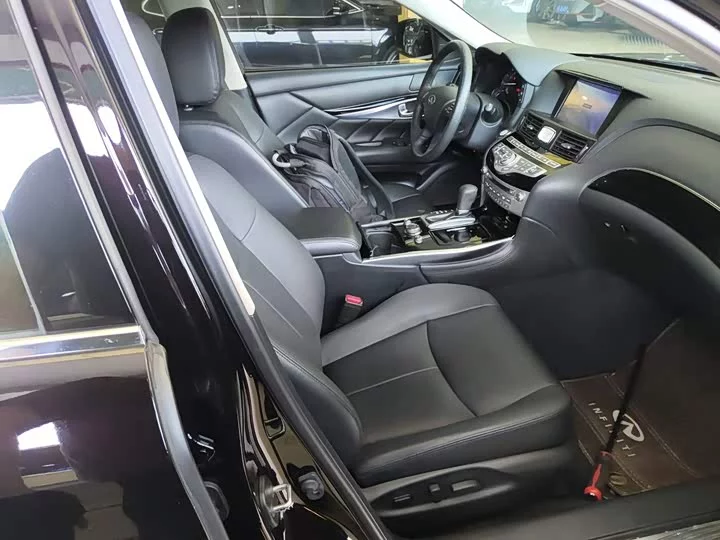 Infiniti Q70