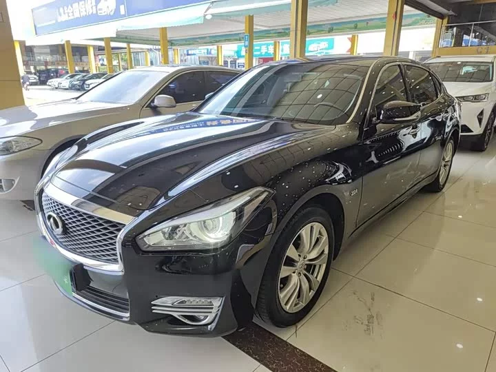 Infiniti Q70