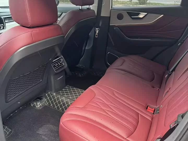 Hongqi HS5