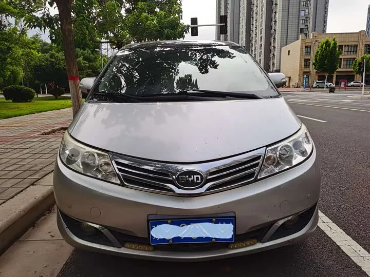 BYD M6